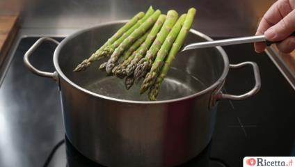 Come riciclare l'acqua di cottura degli asparagi