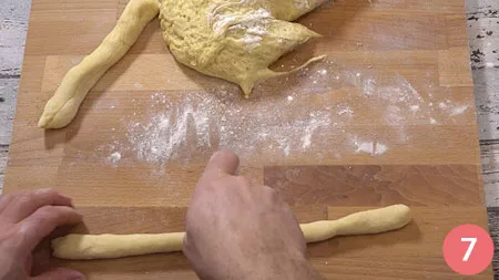 trascorso il tempo prendere l'impasto e staccare porzioni di impasto