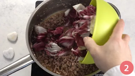 Pasta al forno con radicchio e salsiccia - Passaggio 2