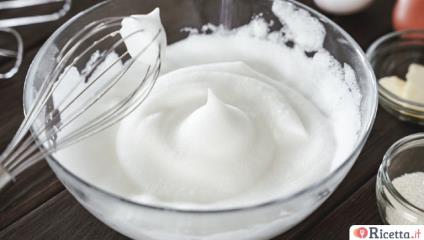 Albumi montati a neve Bimby: ricetta facile e infallibile