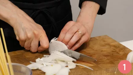 Bavette, cipolle, bottarga e pistacchi - Passaggio 1