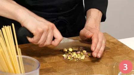 Bavette, cipolle, bottarga e pistacchi - Passaggio 3