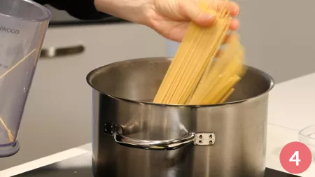 Bavette, cipolle, bottarga e pistacchi - Passaggio 4