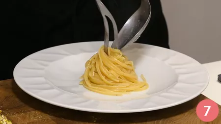 Bavette, cipolle, bottarga e pistacchi - Passaggio 7