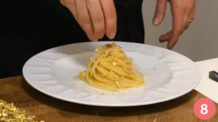 Bavette, cipolle, bottarga e pistacchi - Passaggio 8