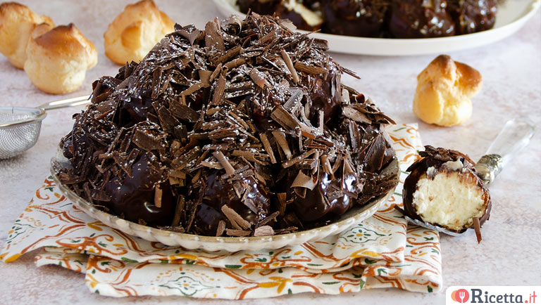 Bianco e nero messinese: bignè farciti e ricoperti di crema alla nocciola