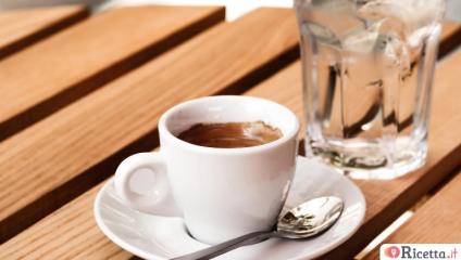 Bicchiere di acqua prima o dopo il caffè?
