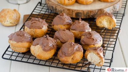 Bignè al caffè fatti in casa con crema al mascarpone e panna