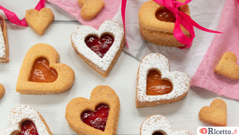 Regali romantici festivi per san valentino. pan di zenzero a forma di  chiave e cuore.
