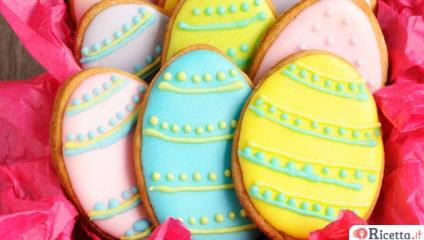 Biscotti di Pasqua decorati con la pasta di zucchero