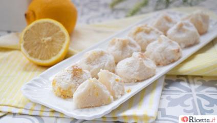 Biscotti nuvola al limone: morbidi dolcetti senza uova a base di ricotta