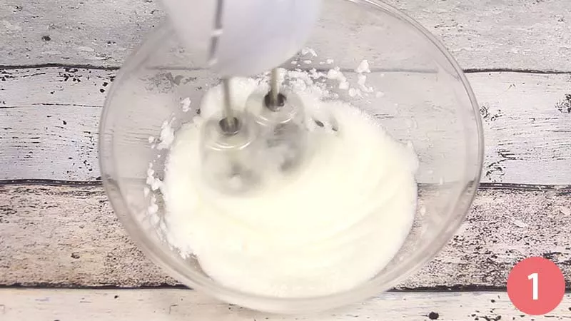 Per preparare i biscotti con il cocco, iniziamo a montare a neve i tre albumi insieme ad un pizzico di sale