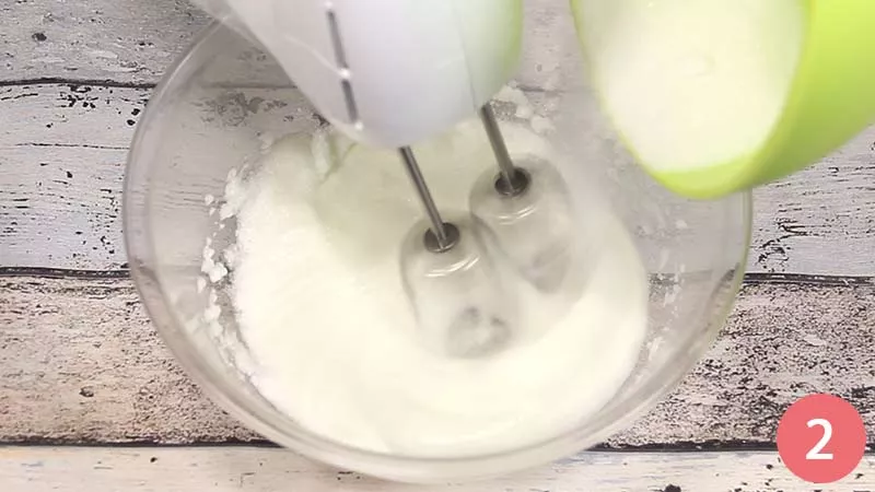 Aggiungiamo lo zucchero e continuiamo a montare