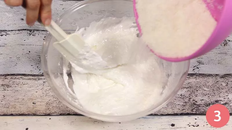 Uniamo la farina di cocco