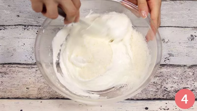 amalgamiamo il tutto con l'aiuto di una spatola