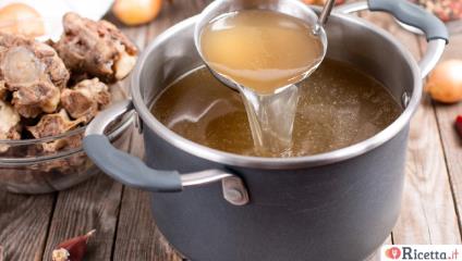 Brodo di carne con il Bimby: la ricetta base da utilizzare per minestre e risotti