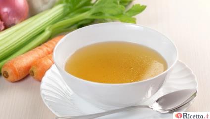 Brodo vegetale con il Bimby: la preparazione base perfetta per zuppe, minestre e risotti