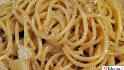 Spaghetti cacio, pepe e pere