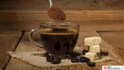 Caffè solubile o istantaneo: sai davvero cosa contiene?