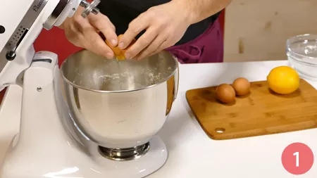 Versare tutti i nostri ingredienti nella planetaria: la farina, lo zucchero, un pizzico di sale, il lievito, il  burro, le tre uova intere, il tuorlo