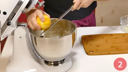 Infine la scorza grattugiata di un limone