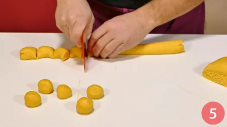 Prendiamo un pezzo dell'impasto, lo lavoriamo per creare una sorta di cilindro che dividiamo