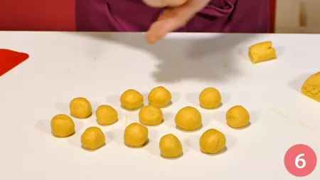 In modo da formare tante palline di pasta da diametro di un paio di cm