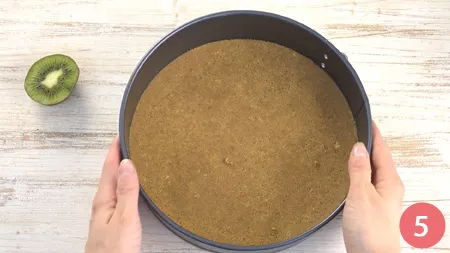 Cheesecake ai kiwi - Passaggio 5