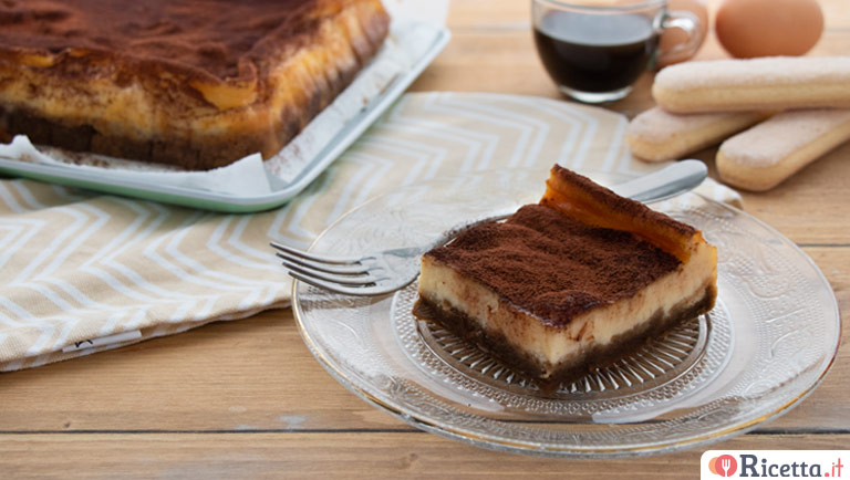 Cheesecake Tiramisù al forno, cremosa con savoiardi e caffè