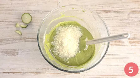 Ciambella salata zucchine e pesto - Passaggio 5