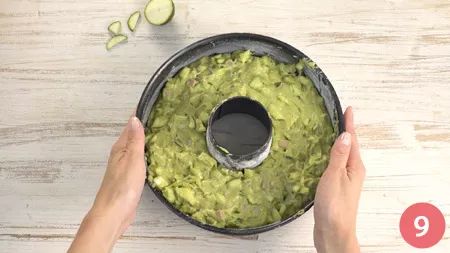 Ciambella salata zucchine e pesto - Passaggio 9