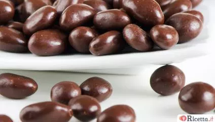 Chicchi di caffè ricoperti di cioccolato