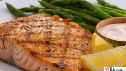 Salmone alla griglia con asparagi