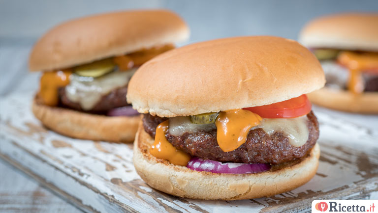 Come fare un hamburger perfetto: trucchi e consigli