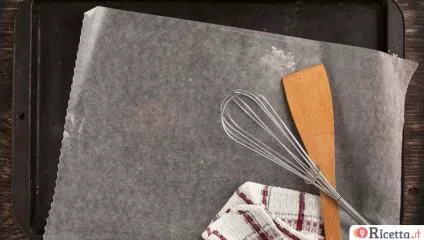 Come foderare una tortiera con la carta da forno