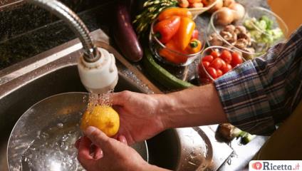 Come lavare e disinfettare frutta e verdura
