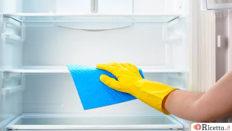 Come pulire correttamente il frigorifero (e con metodi naturali)
