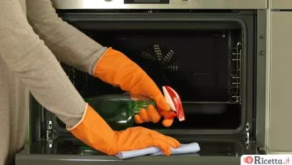Come pulire il forno in modo corretto (e con ingredienti naturali)