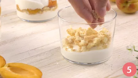 Coppette con crema di yogurt e albicocche - Passaggio 5