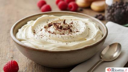Crema al mascarpone senza uova, ideale per farcire il panettone, il pandoro e il tiramisù