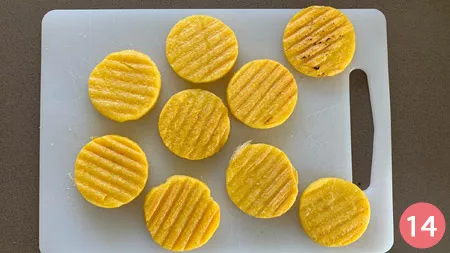 Crostini di polenta con cotechino e lenticchie - p14