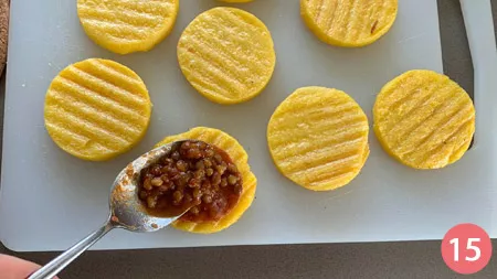 Crostini di polenta con cotechino e lenticchie - p15