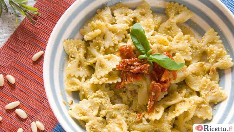 Ricetta Farfalle al pesto di zucchine e pomodori secchi - Consigli e Ingredienti | Ricetta.it