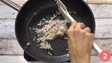 soffriggiamo in padella in due cucchiai d'olio extravergine d'oliva lo scalogno.