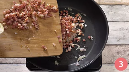 Aggiungiamo lo speck  e rosoliamo