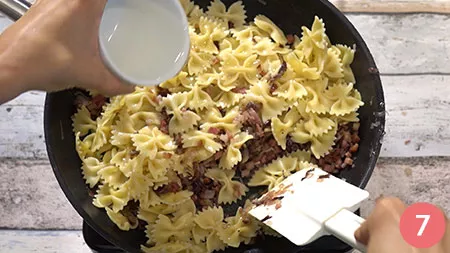 Scoliamo la pasta al dente e la versiamo nella padella