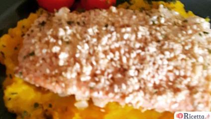 Filetto di salmone in crosta di sesamo su crema di patate