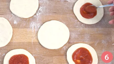 Focaccine ripiene in padella - Passaggio 6