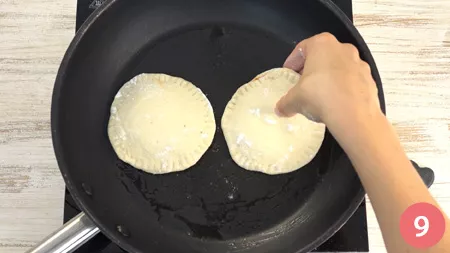 Focaccine ripiene in padella - Passaggio 9