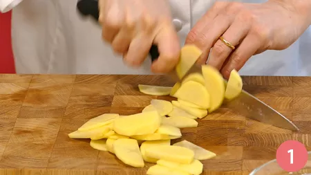 Fondente di patate, uovo in pellicola e porri croccanti - Passaggio 1